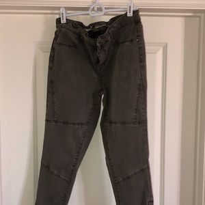 Zip Ankle Mid Rise Jegging